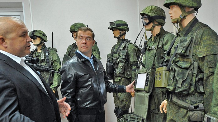 Thủ tướng Nga Dmitry Medvedev ddi tham quan các sản phẩm phục vụ lính bộ binh